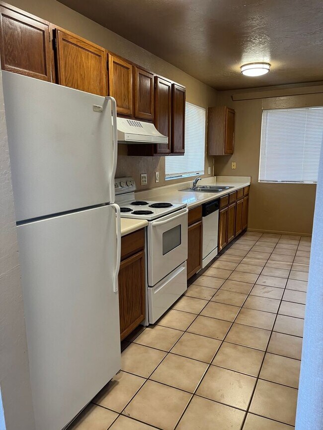 Building Photo - 3028 N Corrine Dr