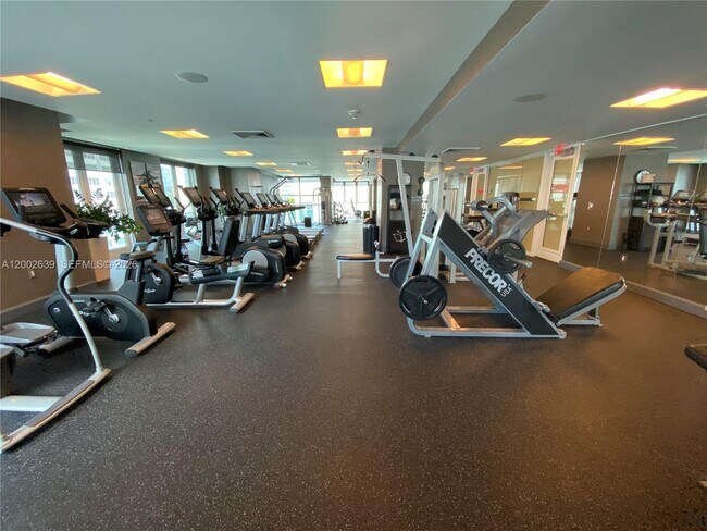 Building Photo - 950 Brickell Bay Dr