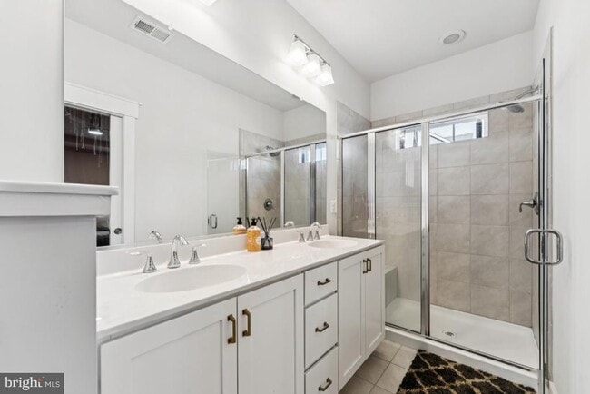 Building Photo - 1333 Eastern Ave NE