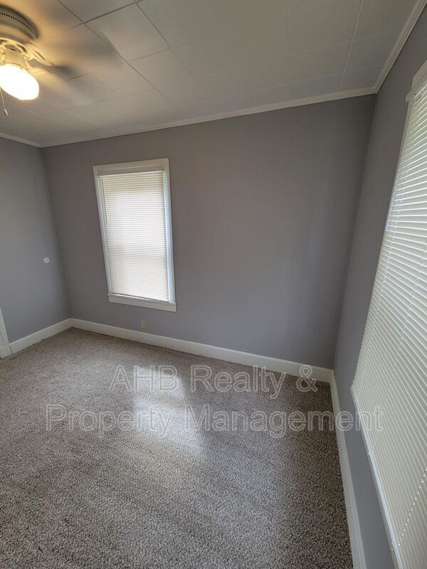 Building Photo - 1104 W Webb Ave