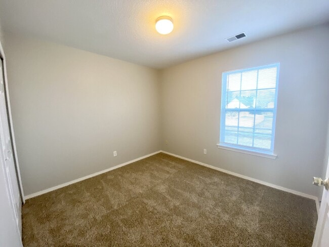 Building Photo - Three Bedroom, University Park Home!