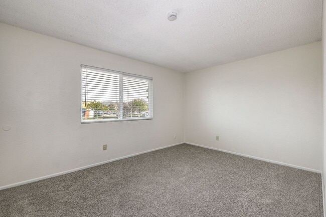 Building Photo - Santee Townhome Two Weeks FREE  2/1 Prime Location- Save on GAS! Walkable to everything!