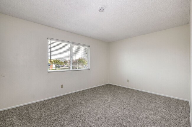 Building Photo - Santee Townhome Two Weeks FREE  2/1 Prime Location