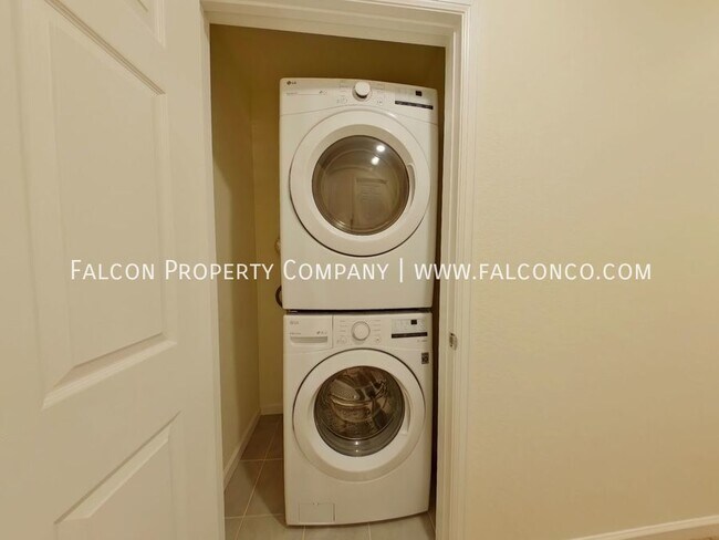 Building Photo - Extraordinary Townhome in Victory Ridge! -...