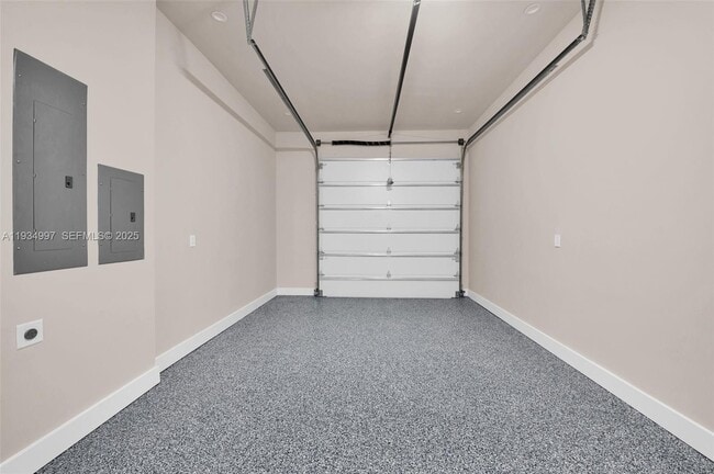 Building Photo - 921 NE 17th Terrace