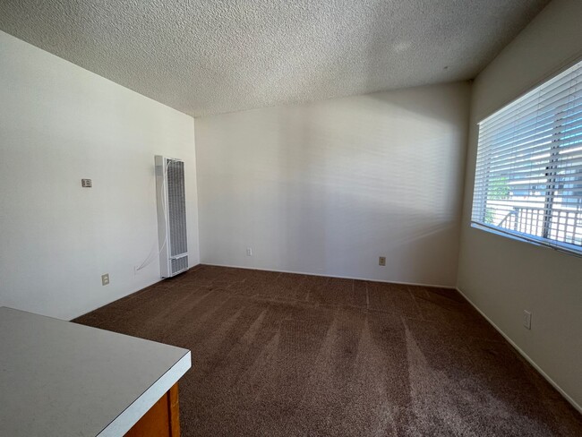 Building Photo - Upstairs, One Bedroom Apartment, Great Loc...