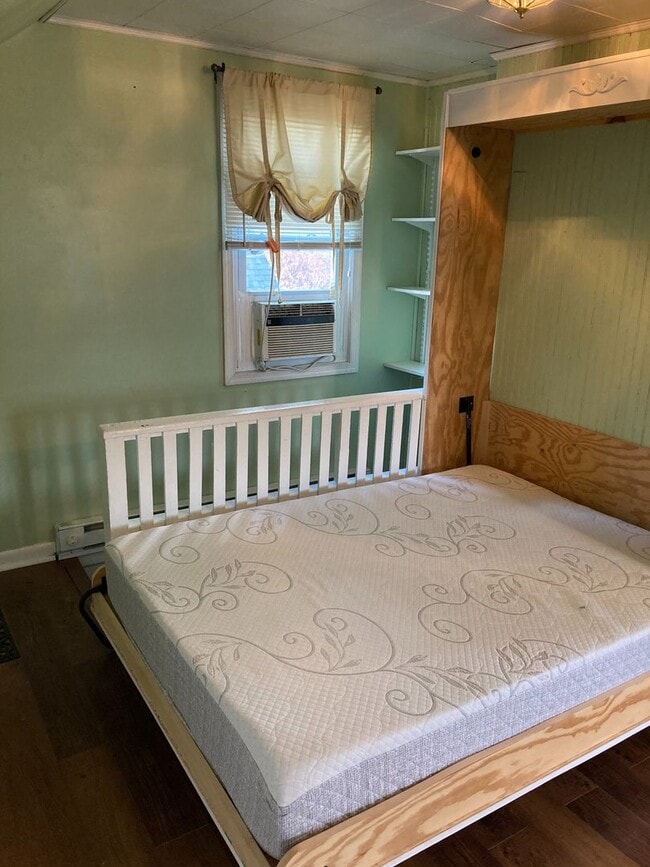 Building Photo - Top Floor Studio Apartment in Havre de Grace