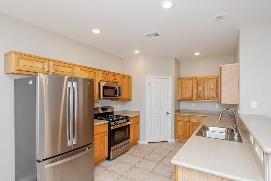 Building Photo - 8853 Red Fox Dr