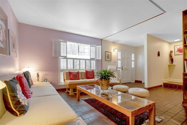 Building Photo - 5851 Doliver Dr