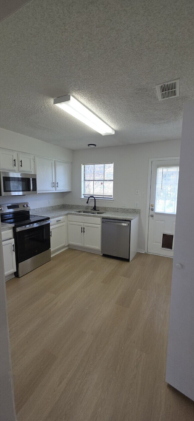 Building Photo - Beautifully remodeled first-floor condo with 2 bed & 2 bath