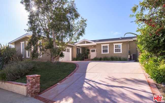 Building Photo - 843 Enchanted Way