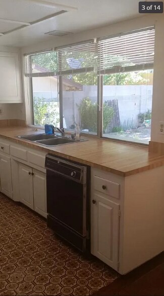 Building Photo - 2200 Cleopatra Pl NE