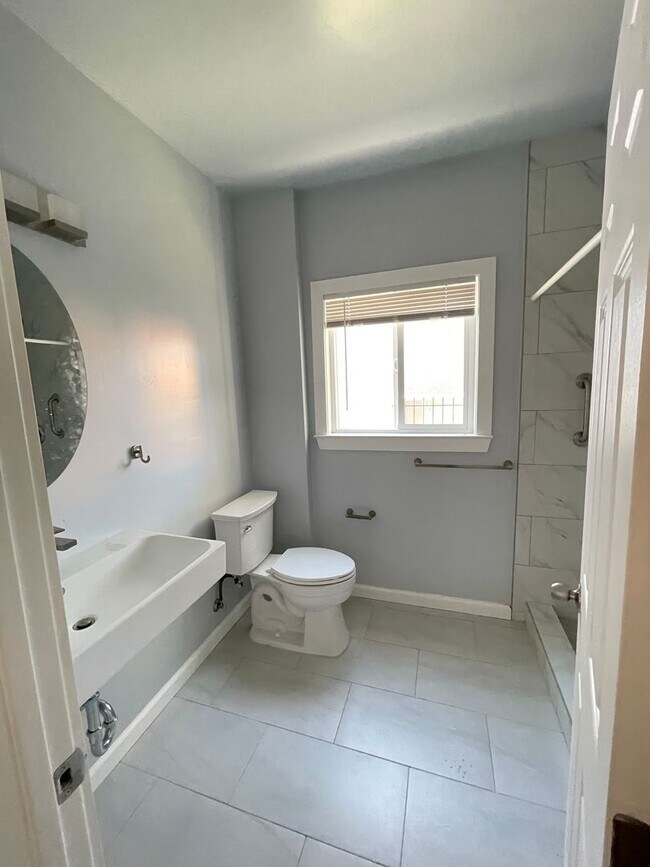 Building Photo - Beautifully updated 3-bedroom, 2-bathroom ...