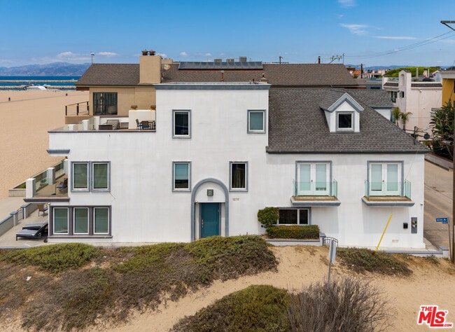 Building Photo - 6419 Ocean Front Walk