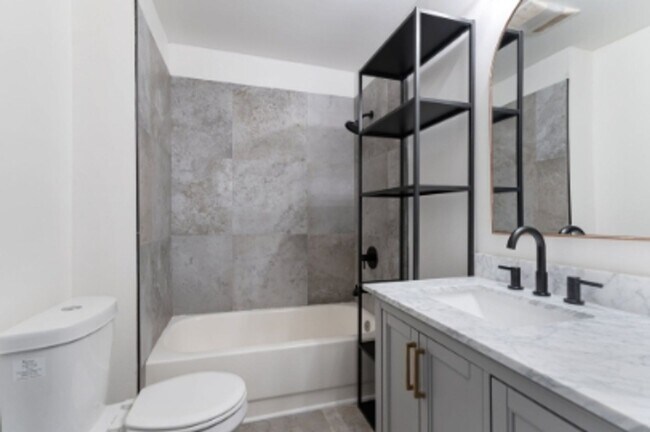 Building Photo - 1 Bedroom Duplex COMPLETELY UPDATED with D...