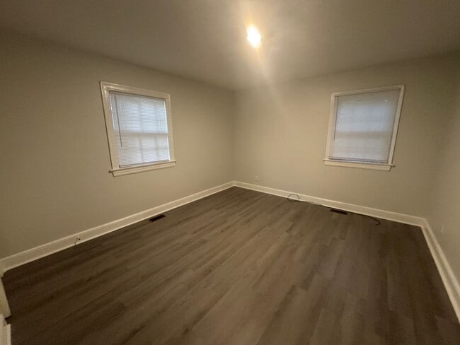 Building Photo - 3 Bedroom House - Excellent value for Bric...