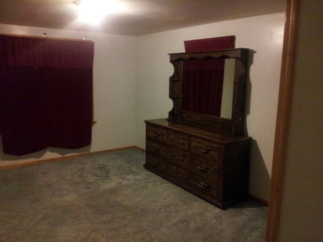 Queen Sized Bed Furnished - 1131 Green St