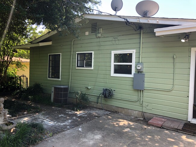 Building Photo - QUAINT home near TCU!