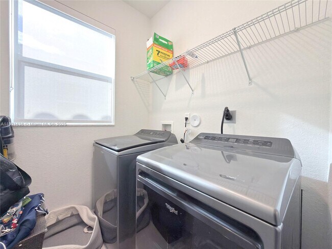 Building Photo - 2636 SE 13th Ct