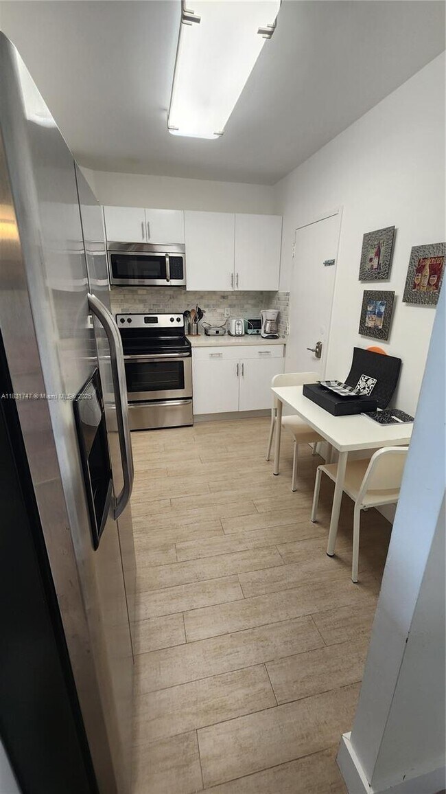 Building Photo - 500 Bayview Dr