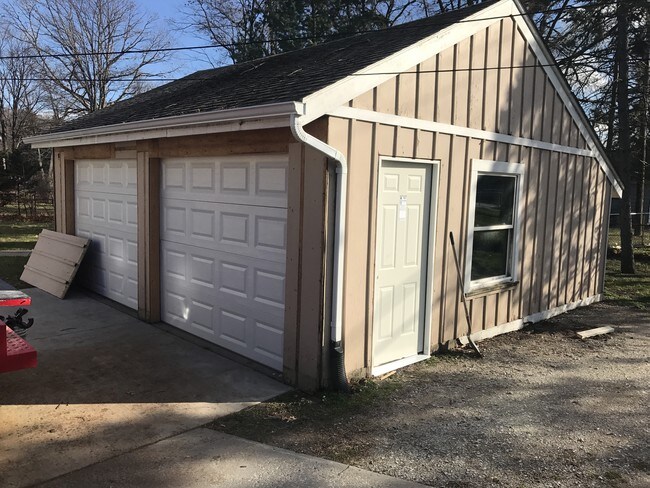 Single car garage with remote opener - 2324 Brandywine Ln