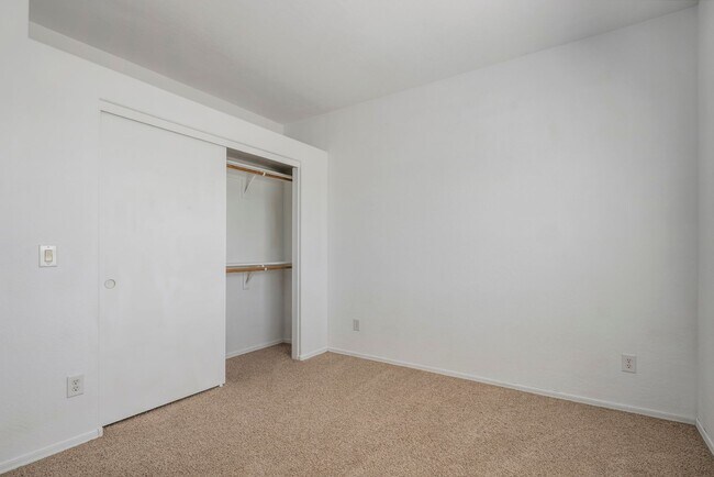 Building Photo - Beautiful 3 bedroom patio home with open f...