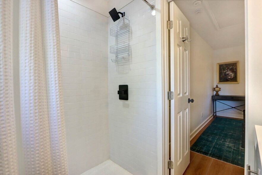 Building Photo - 306 E Victory Dr