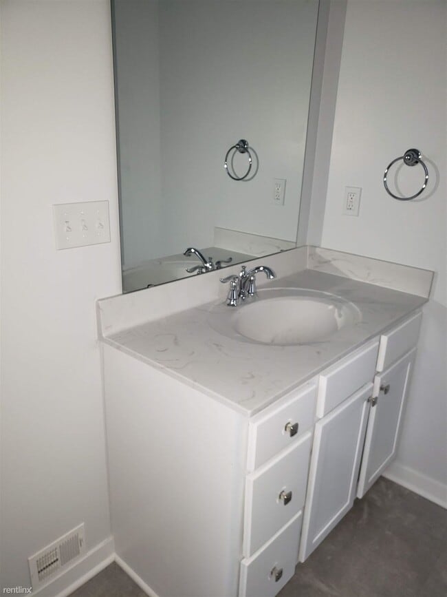 Building Photo - 310 E 3rd St