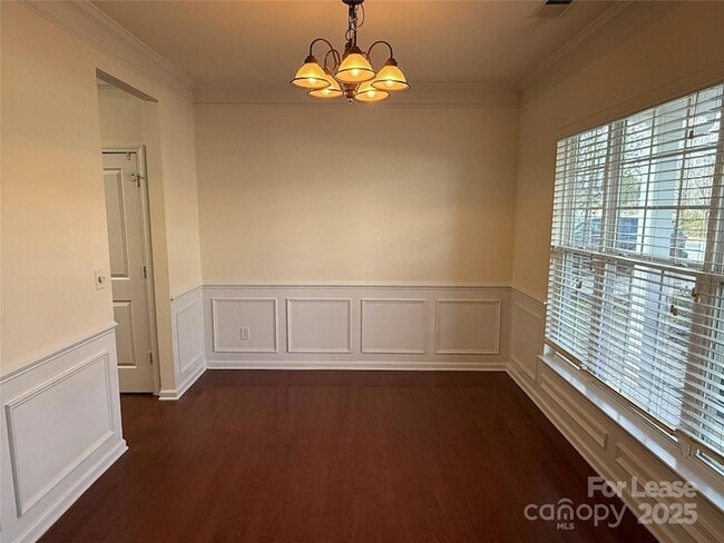 Building Photo - 5008 Centerview Dr