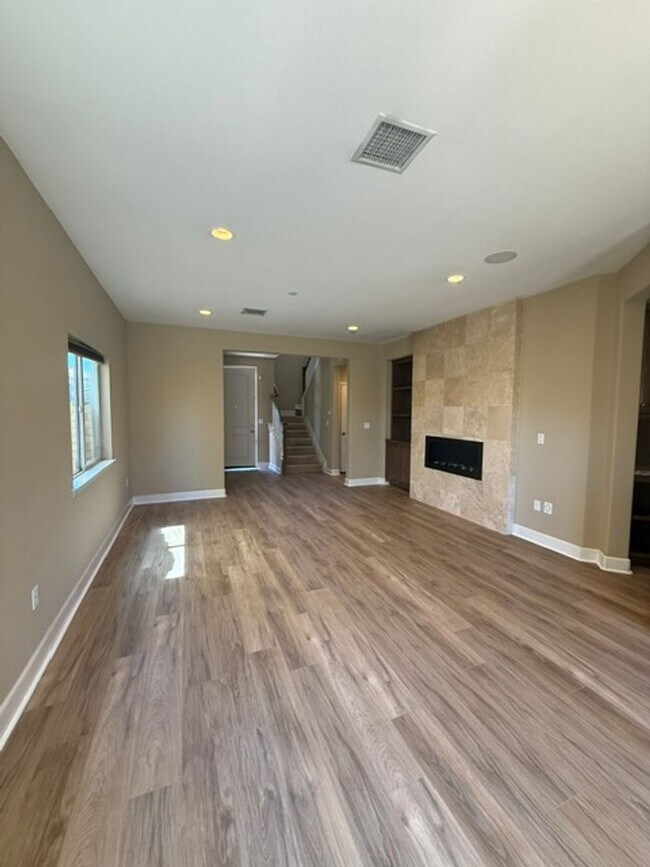 Building Photo - Model Home in desirable Moorpark Highlands!