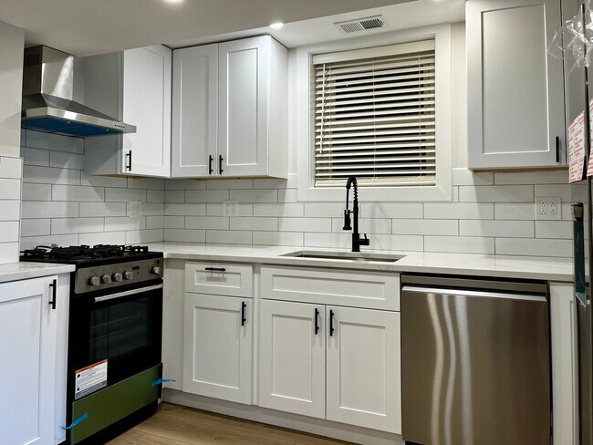 Building Photo - 1443 W Oakdale Ave