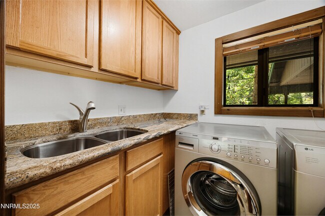 Building Photo - 445 Country Club Dr