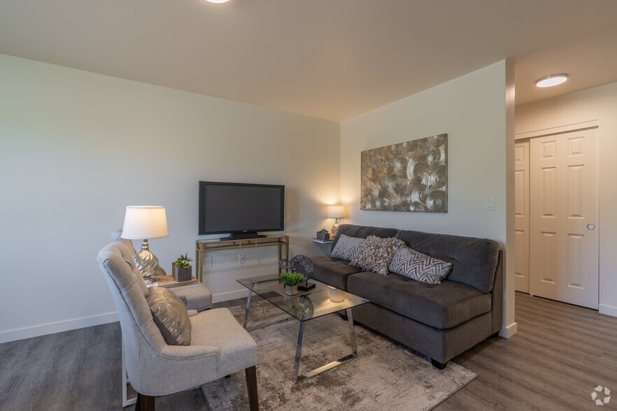 2BR, 2BA - 968SF - Living Room - Cherry Springs