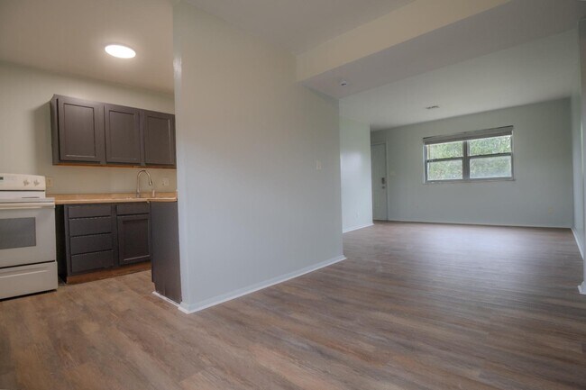 Building Photo - 3105 Clairpoint Ct