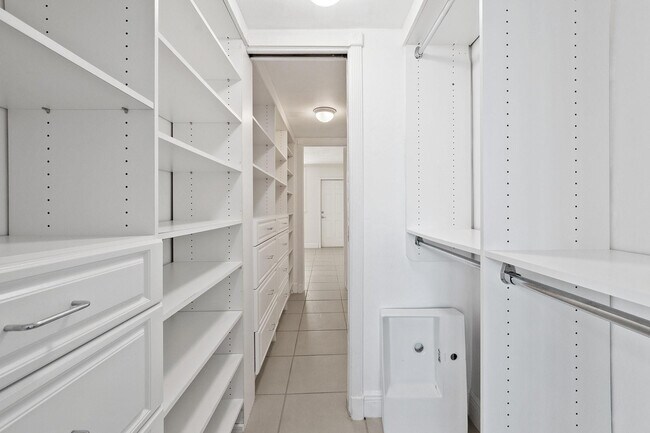 Building Photo - 1051 Hillsboro Mile