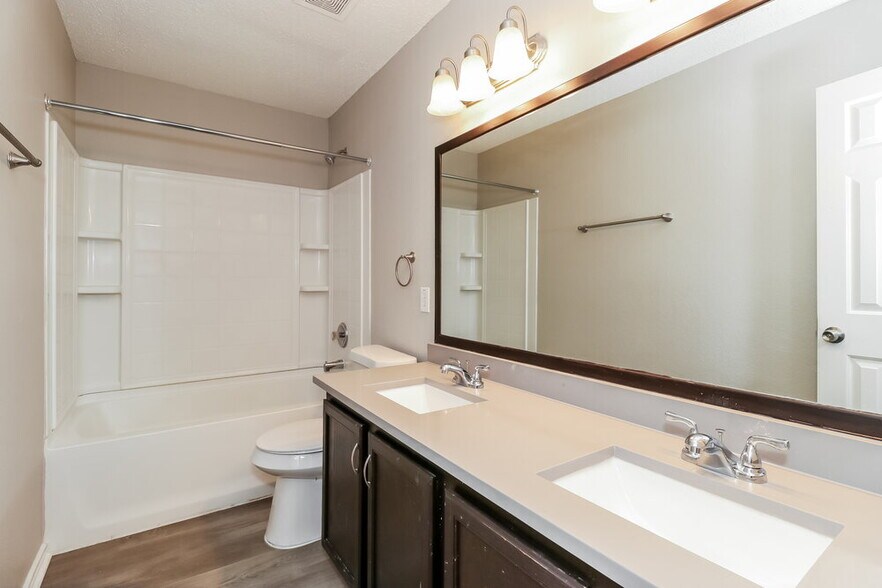 Building Photo - 631 Silvertop Rd