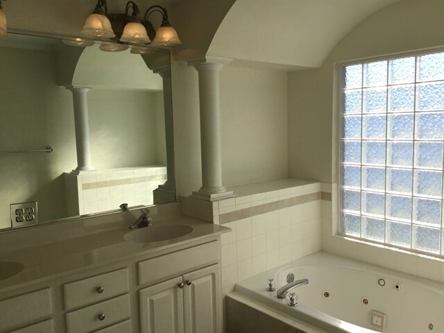 Building Photo - 1813 Day Lily Ln