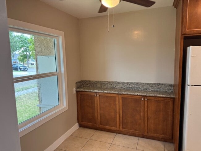 Building Photo - Newly Renovated 4 Bedroom 2 Bath home, wit...