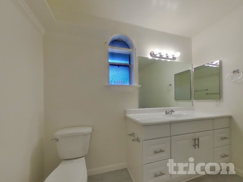 Building Photo - 2455 E Broadway Rd