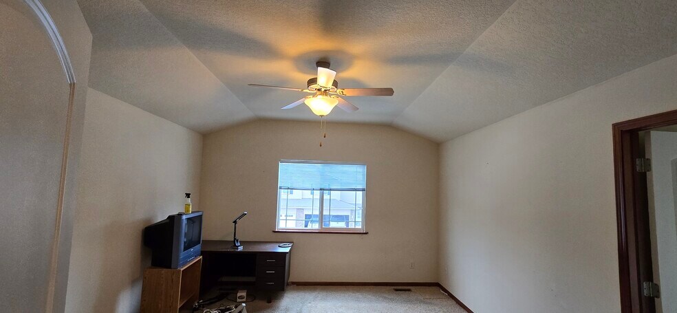 Building Photo - 821 SE Crossings Ln