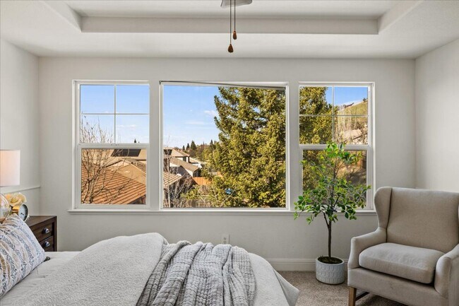 Building Photo - Elegant & Spacious 4 Bedroom Home Near Fol...