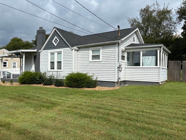 Building Photo - 2459 Bradley St