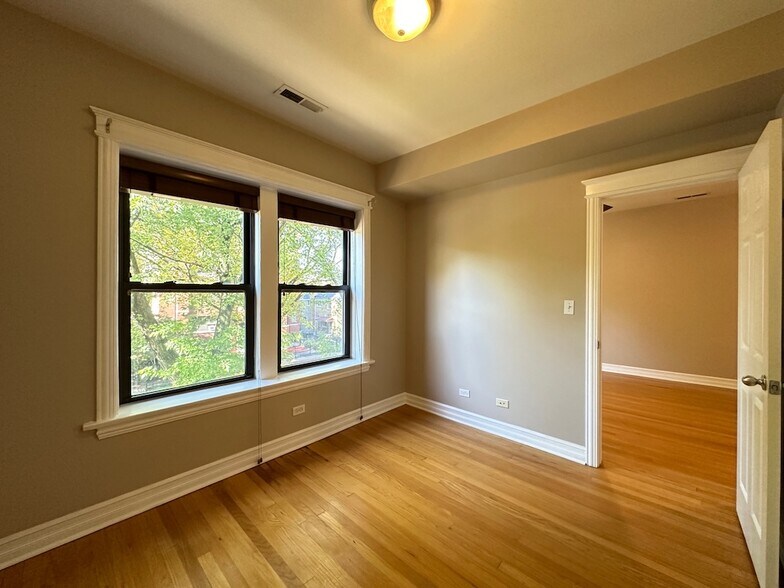 Building Photo - 4609 N Paulina St