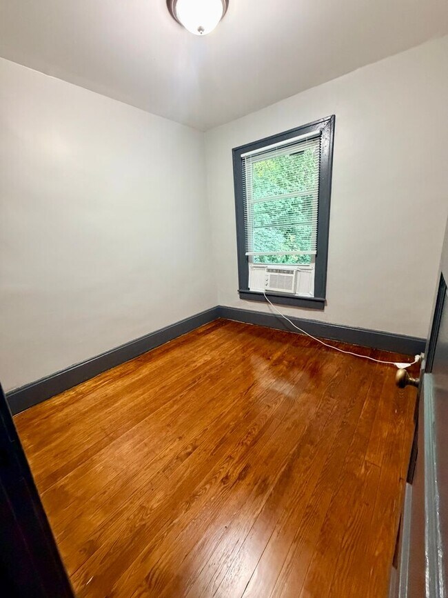 Building Photo - 108 Blue Grass Ave