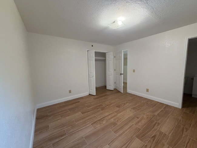 Building Photo - Last 2BR unit at Green Oaks