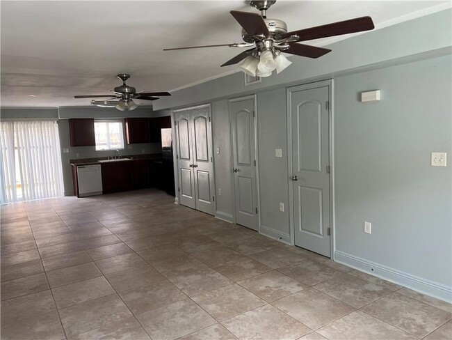 Building Photo - 3213 Golden Dr