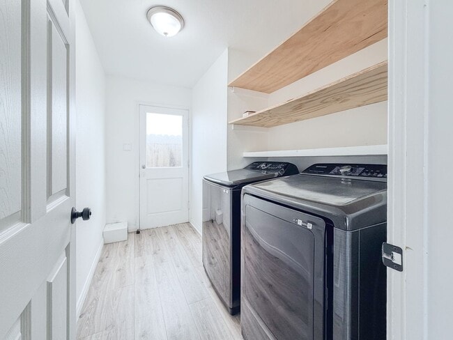 Building Photo - 2 Bed 1 Bath Beach House | Inboard | Silve...