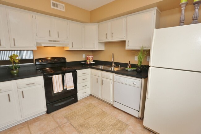 Building Photo - Amazing 2 Bedroom Townhome in Washington Square! Available 03-06-26! All Appliances Convey!