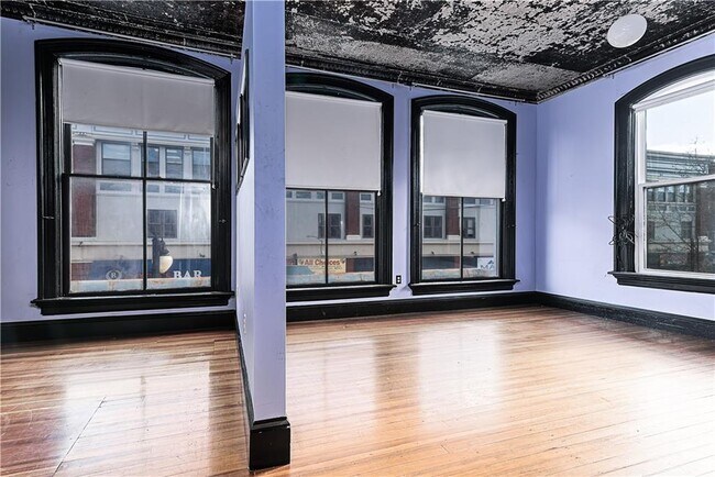 Building Photo - 114 Main St