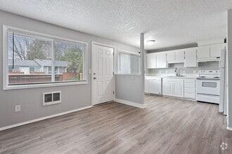 Building Photo - Great 2 bed 1 bath Ready Now! pets OK!!